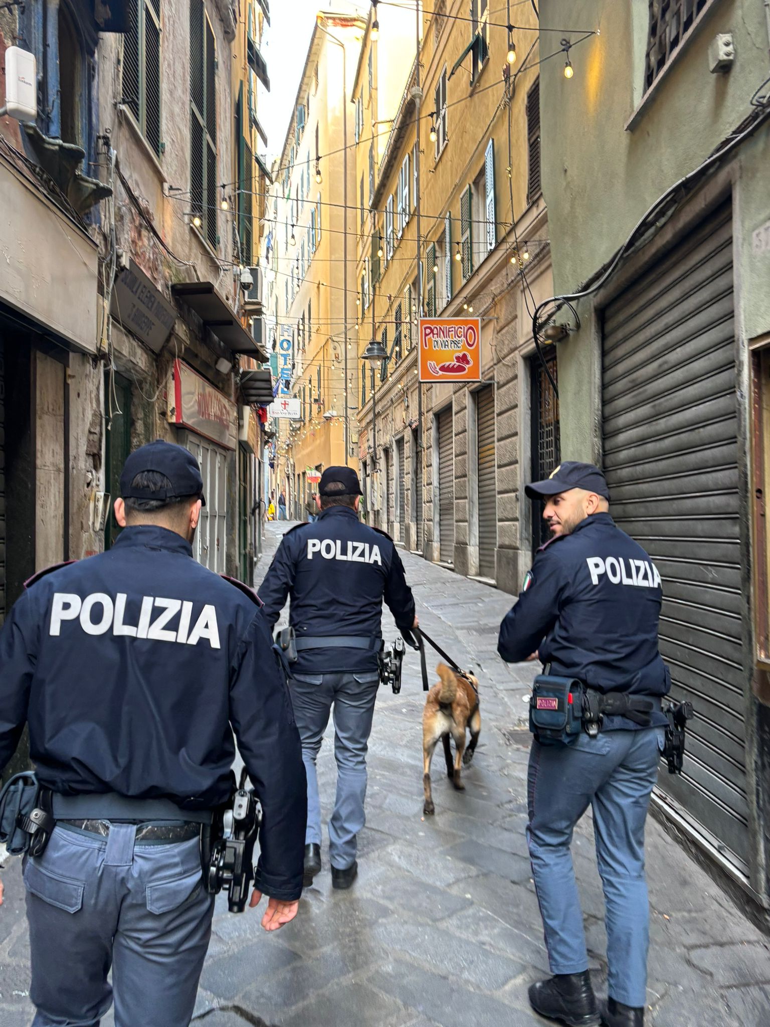 Genova, controlli della Polizia di Stato nel centro storico: chiuso un esercizio in via Prè