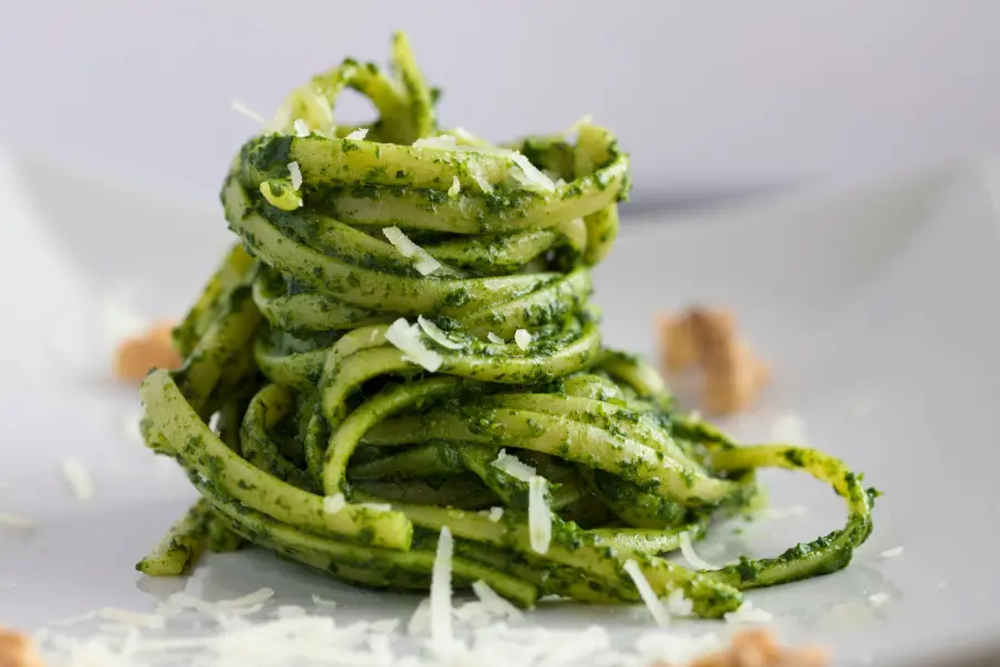 Pesto Genovese DOP: mortaio e varianti regionali